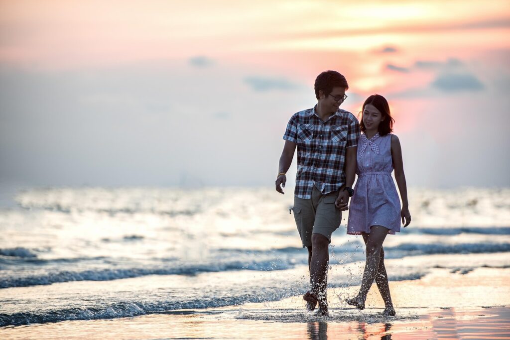 How Should Women Behave on a First Date?