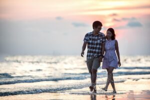 How Should Women Behave on a First Date?
