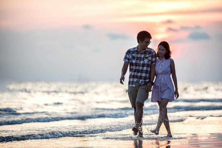 How Should Women Behave on a First Date?
